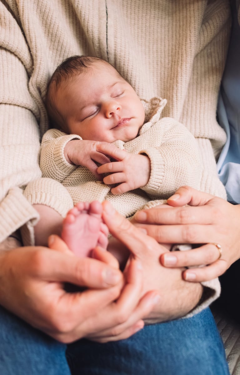 Photographe famille Paris 8 : bébé dans les bras de son papa