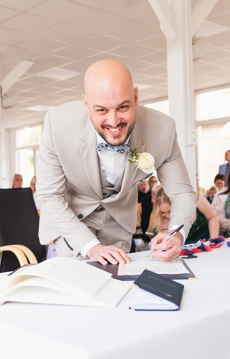Reportage mariage Val de Marne : portrait marié souriant à la mairie