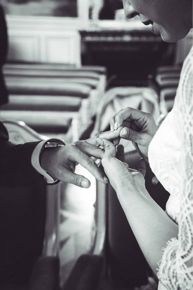 Reportage mariage Seine et Marne : échange des alliances en noir et blanc