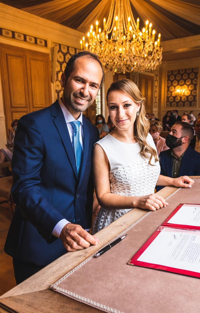 Reportage mariage Paris : les mariés signent l'acte de mariage