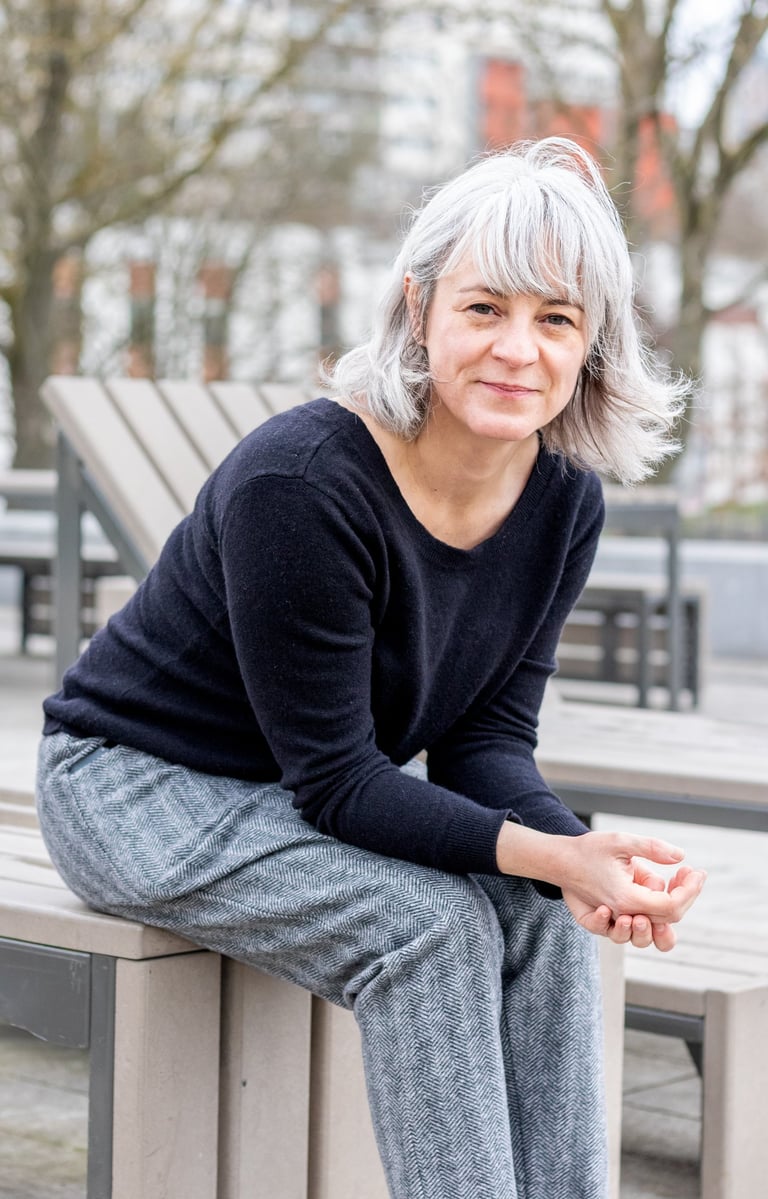 Photographe portrait Paris : portrait mature femme en extérieur