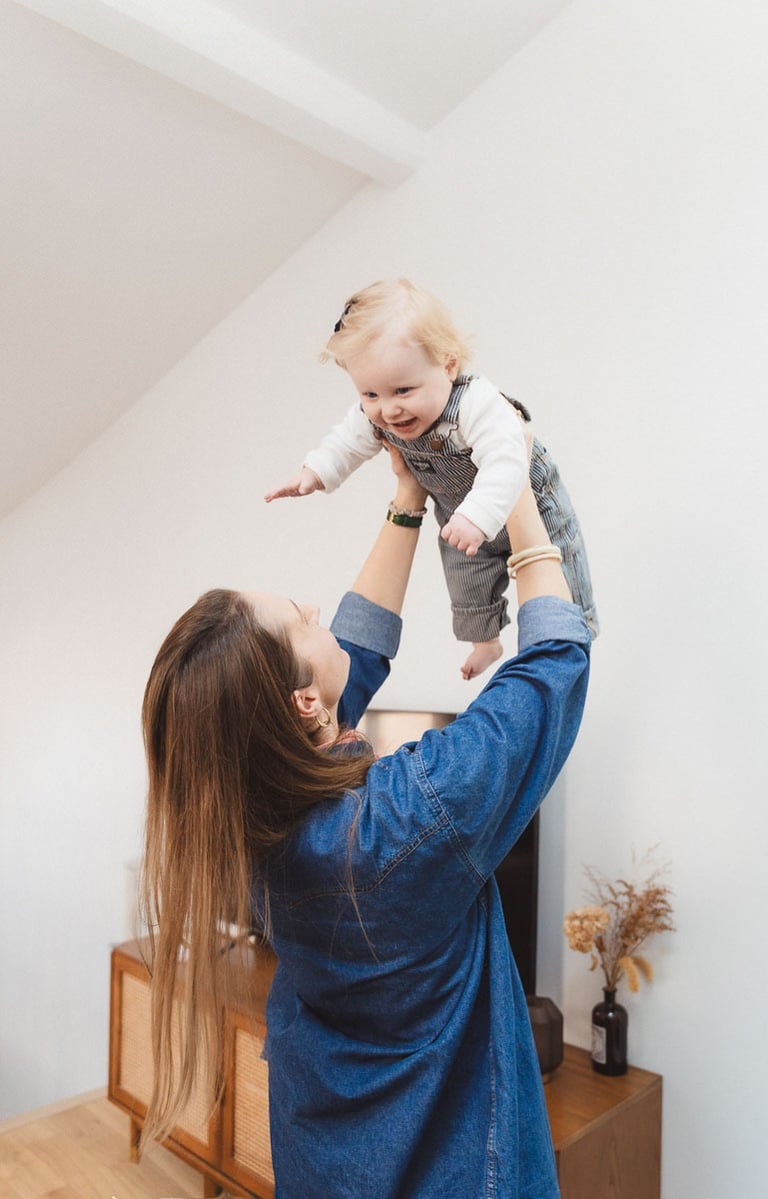Photographe naissance Paris 20 : maman joue avec sa fille