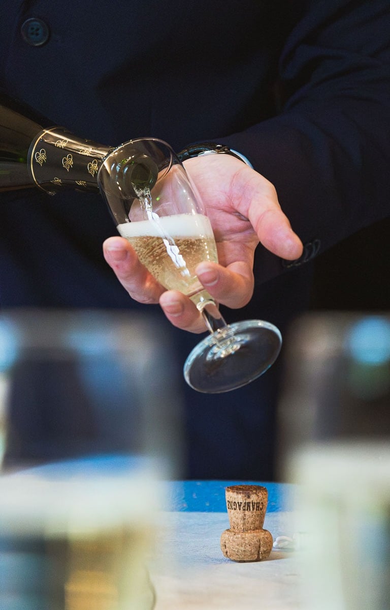 gris plan sur une flûte de champagne servie