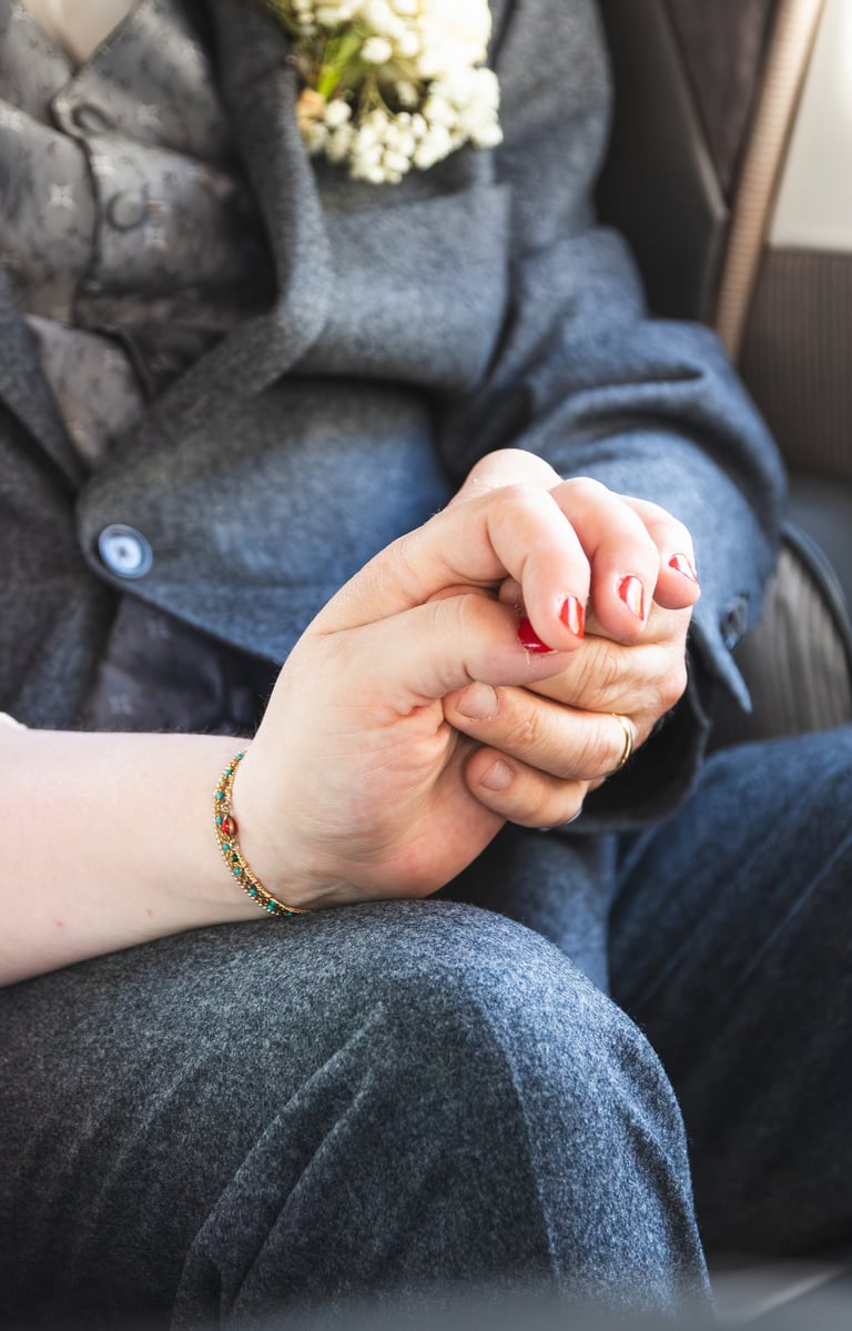 Reportage mariage Paris : mains jointes des mariés