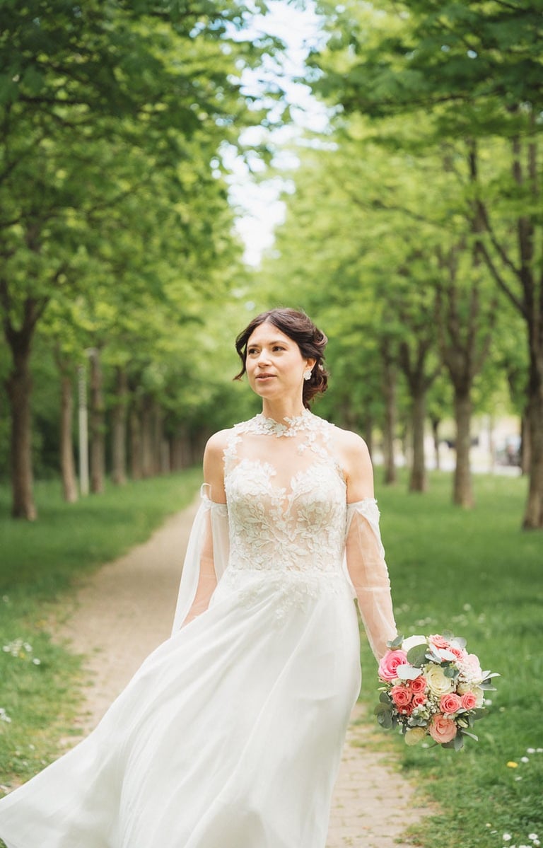 portrait de mariée dans la nature avec son bouquet