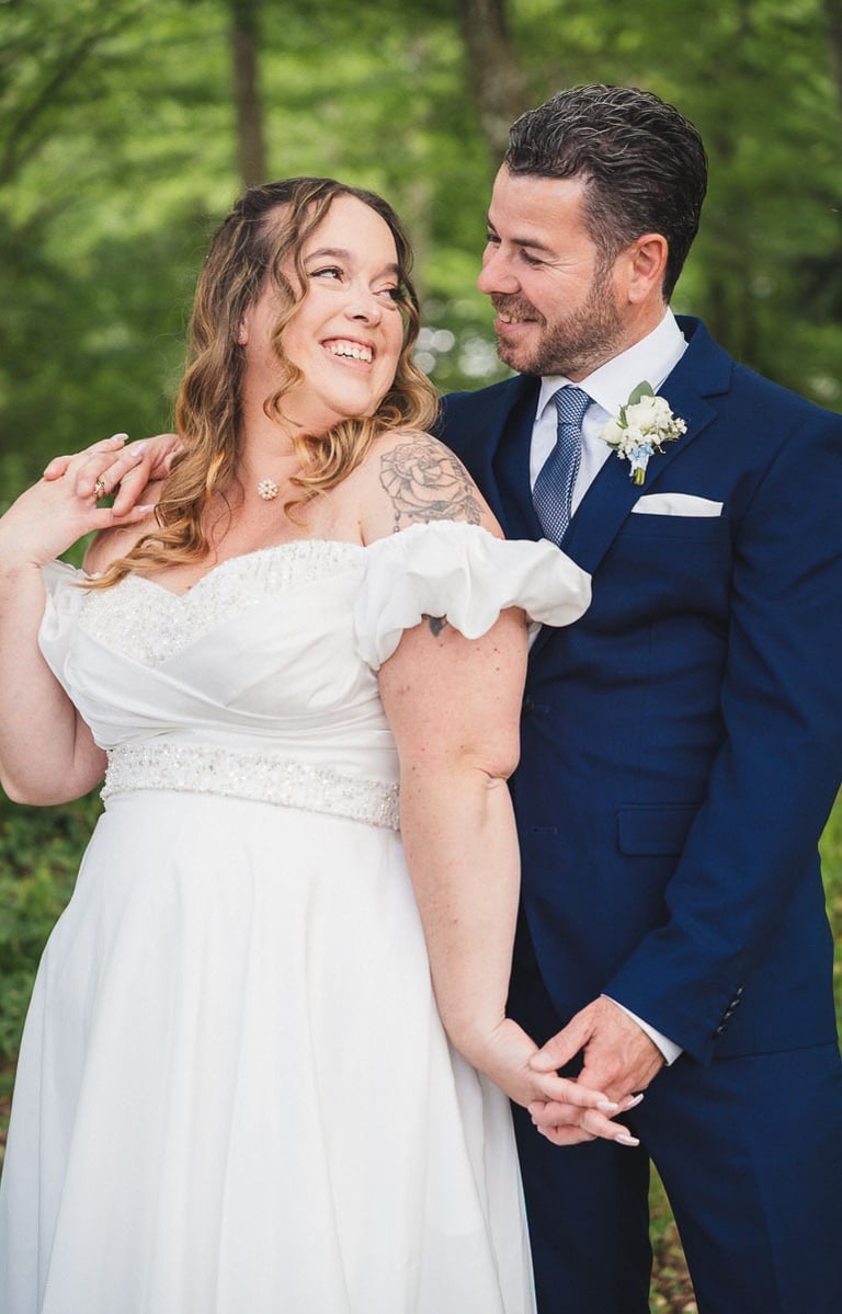 les mariés se sourient pendant la séance de couple