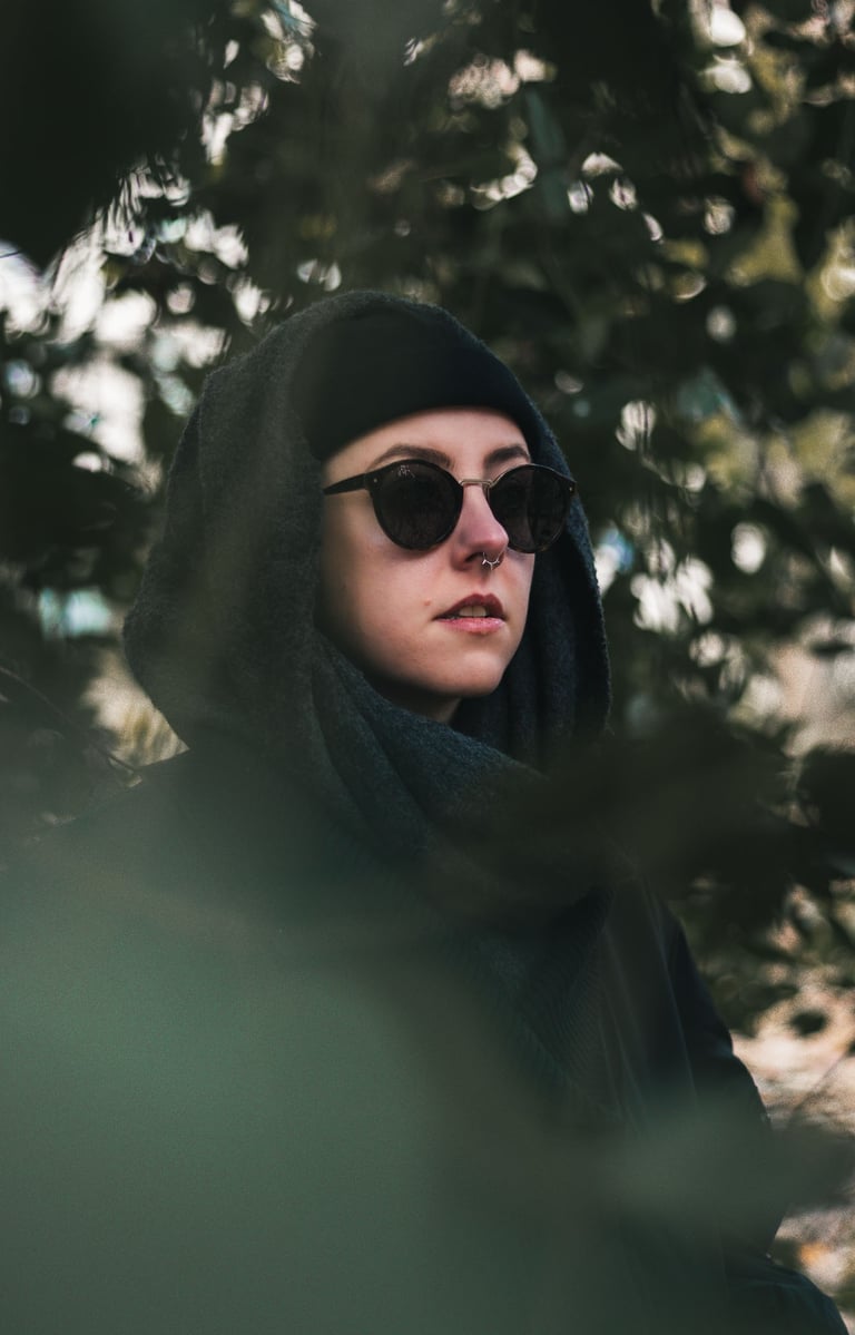 Photographe portrait Paris : portrait artistique femme en extérieur