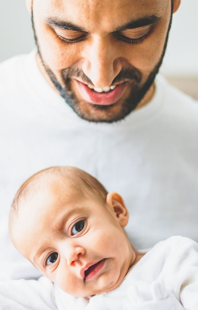 Photographe famille 92 : papa et bébé