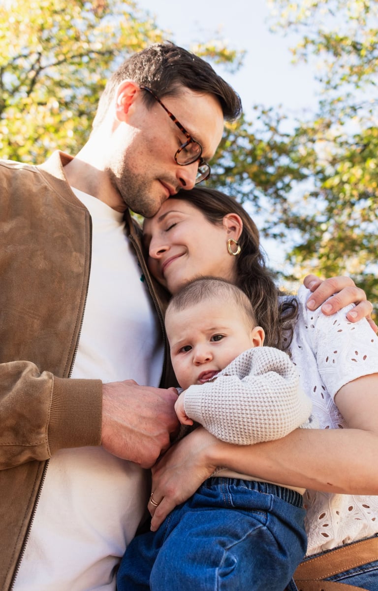 Photographe famille Vincennes : parents et bébé sur la Coulée Verte.
