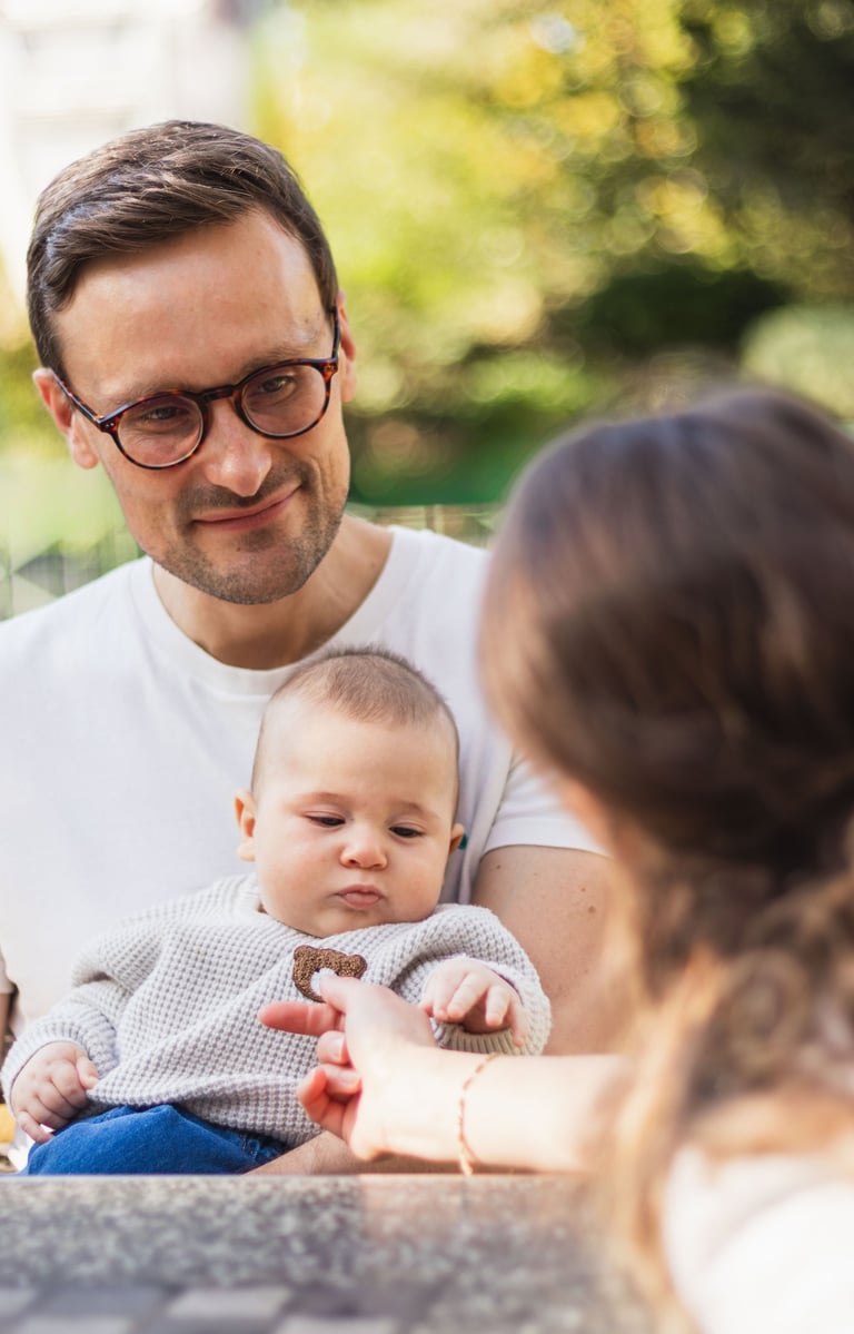 Photographe famille Paris 12 : parents et bébé au parc Coulée Verte