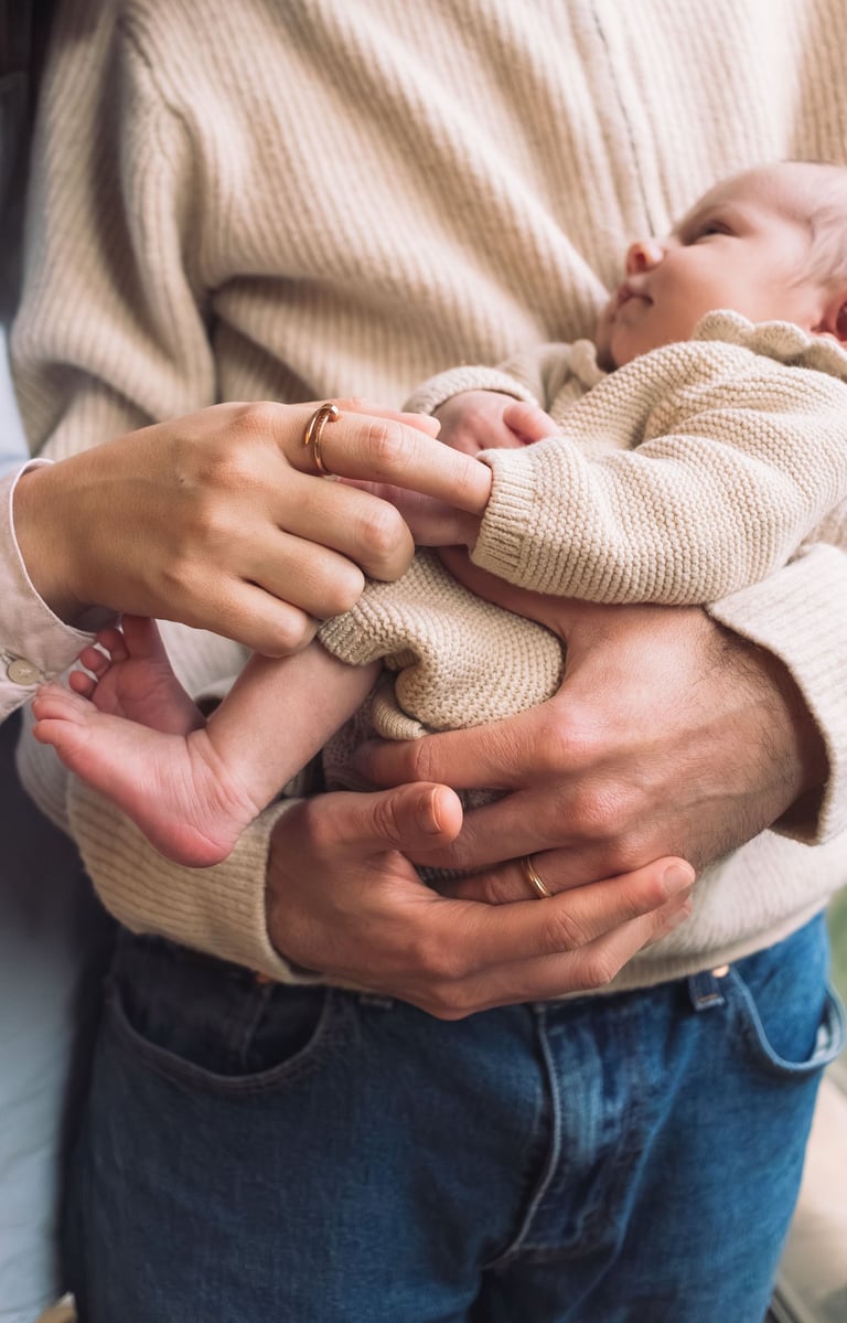 Photographe famille Paris 6 : séance nouveau-né complice en intérieur