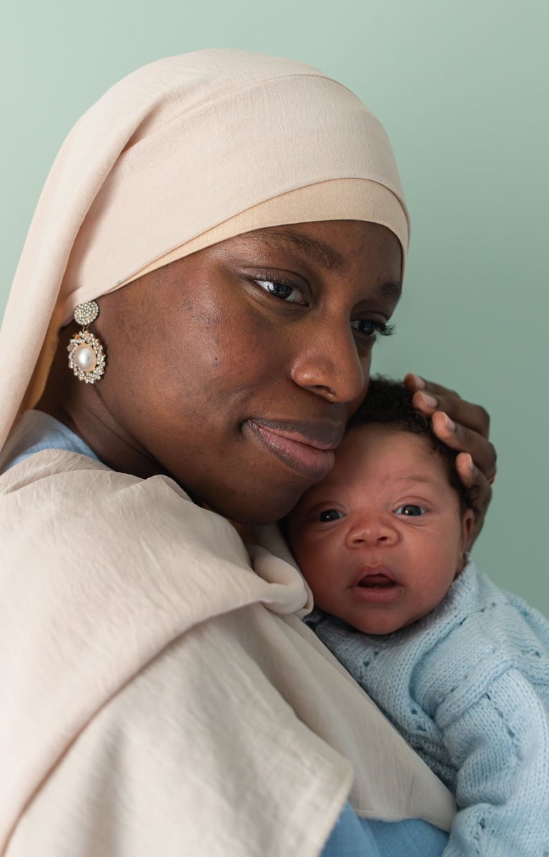 Photographe maternité 77 : gros plan maman et son bébé