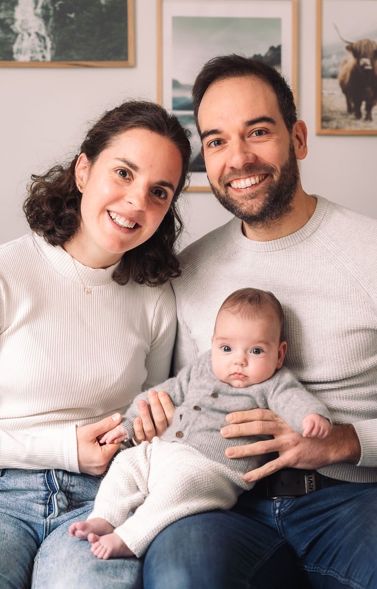Photographe famille Nation : portrait parents et bébé souriants