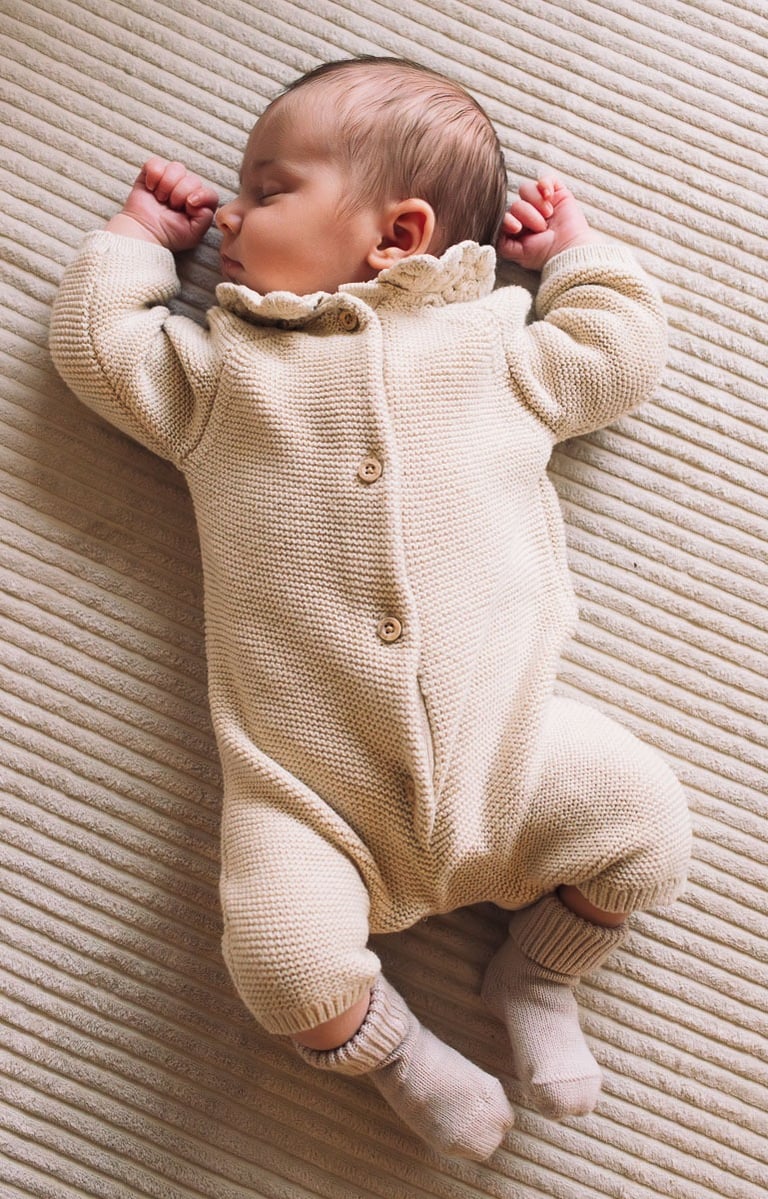 Photographe nouveau-né Bastille : bébé qui dort lors d'une séance.