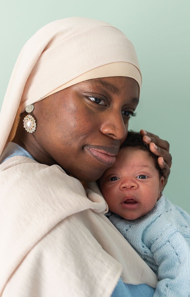 Photographe maternité 77 : gros plan maman et son bébé