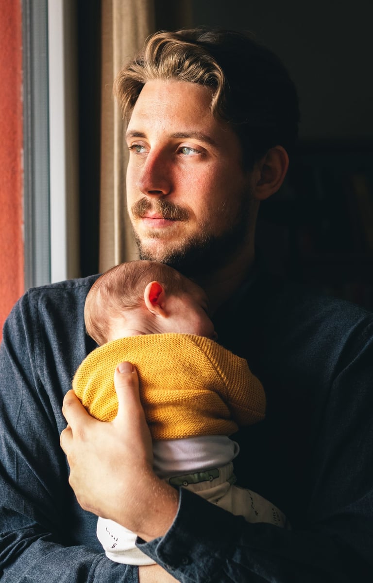 Photographe famille Paris 10 : papa tenant son bébé dans les bras