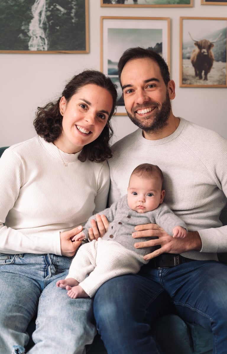 Photographe famille Nation : portrait parents et bébé souriants