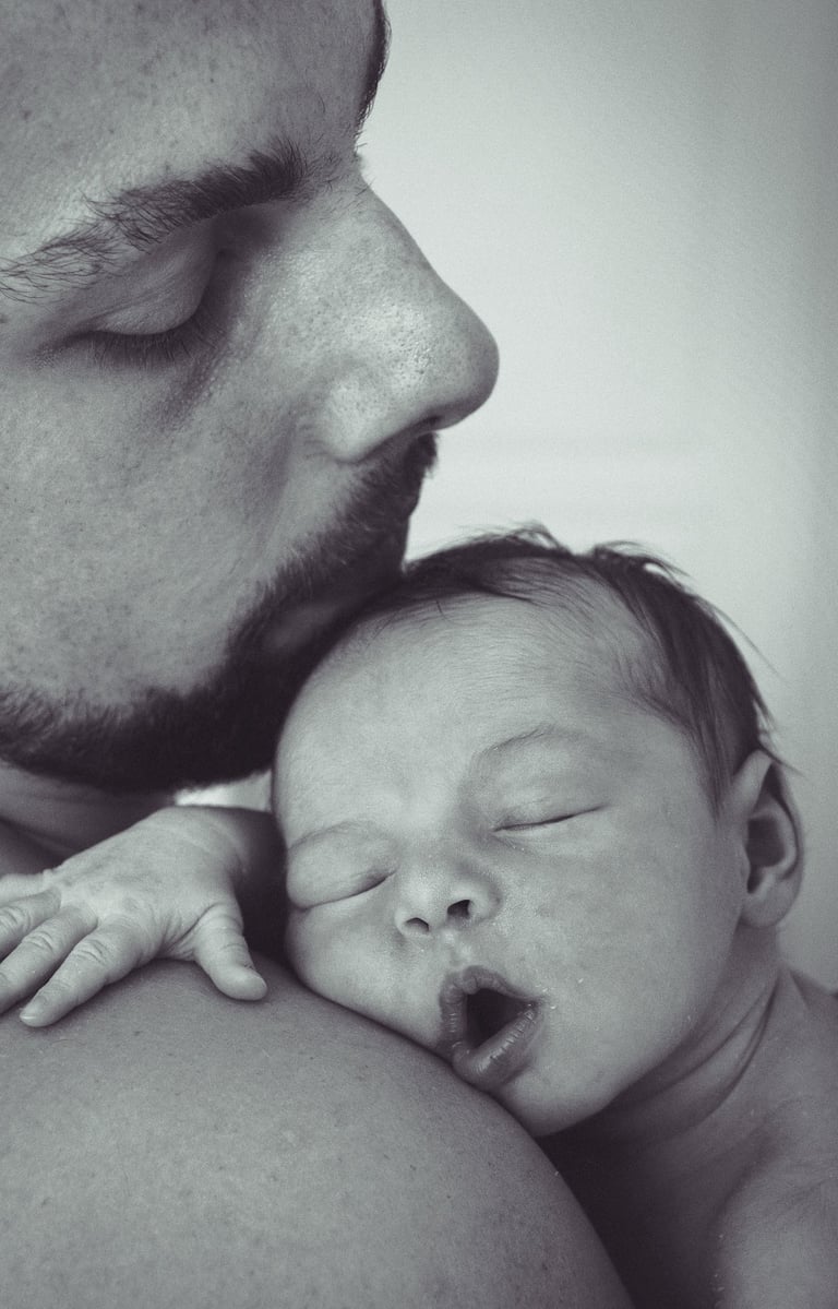 Photographe bébé Nemours : gros plan papa et nouveau-né noir et blanc