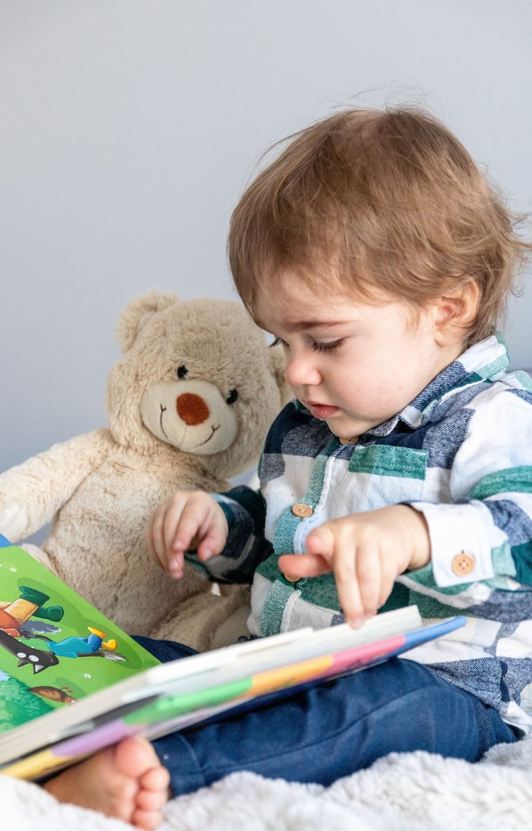 photographe famille : bébé qui lit à Paris