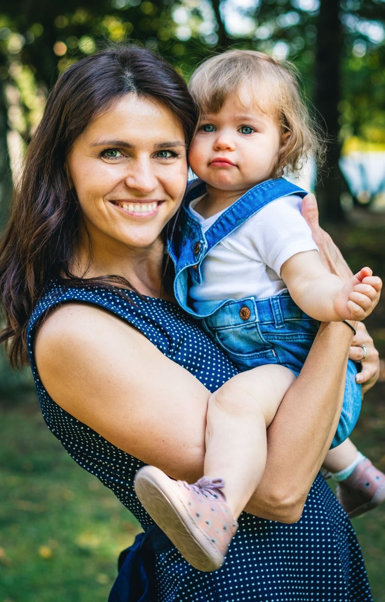 photographe famille : maman et enfant dans un parc à Montreuil