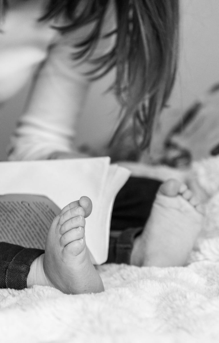 photographe famille : détail des pieds de bébé à domicile à Paris