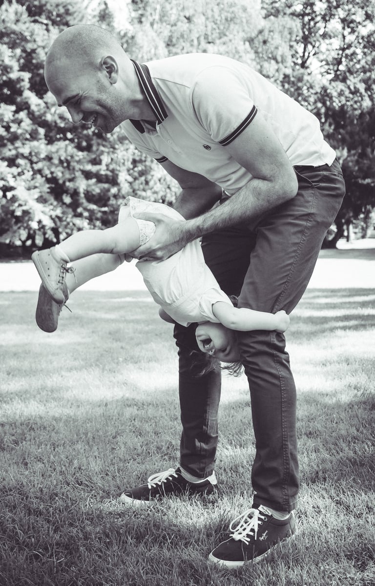 photographe famille : papa et enfant dans un parc à Joinville le Pont