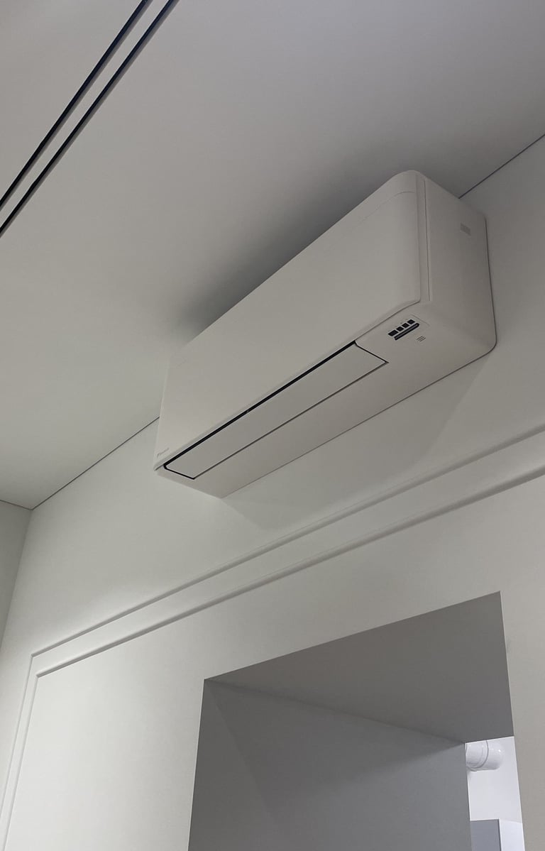 baltas daikin stylish vidaus blokas ftxa35aw sumontuotas bute virs kambario duru