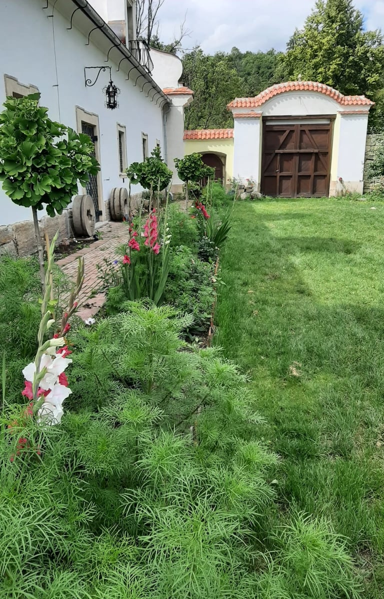 svatba nebo oslava na zahradě nedaleko Prahy