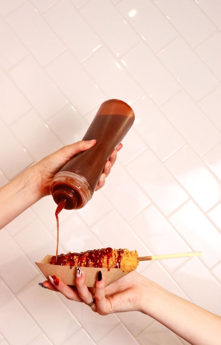 Fast food délicieux avec de la sauce qui coule généreusement sur le Kogo