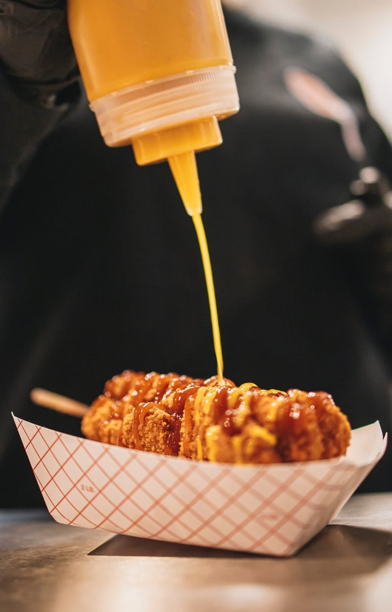 fast food délicieux avec de la sauce qui coule généreusement dessus 