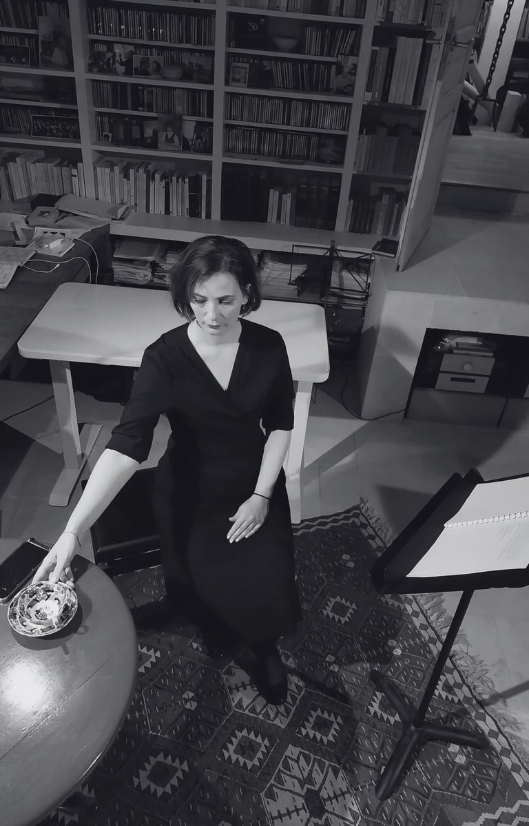 Erica Letailleur joue la pièce de théâtre Zeynep Kaçar à domicile
