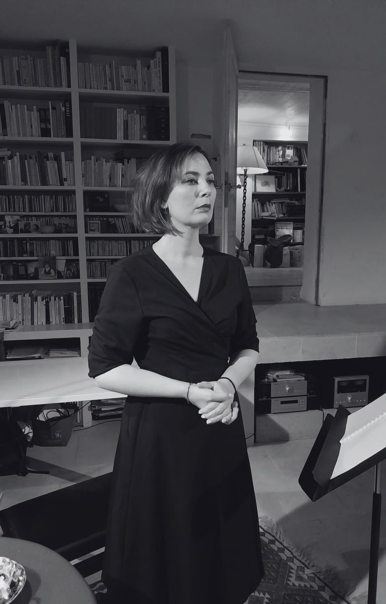 Erica Letailleur joue la pièce de théâtre Zeynep Kaçar à domicile