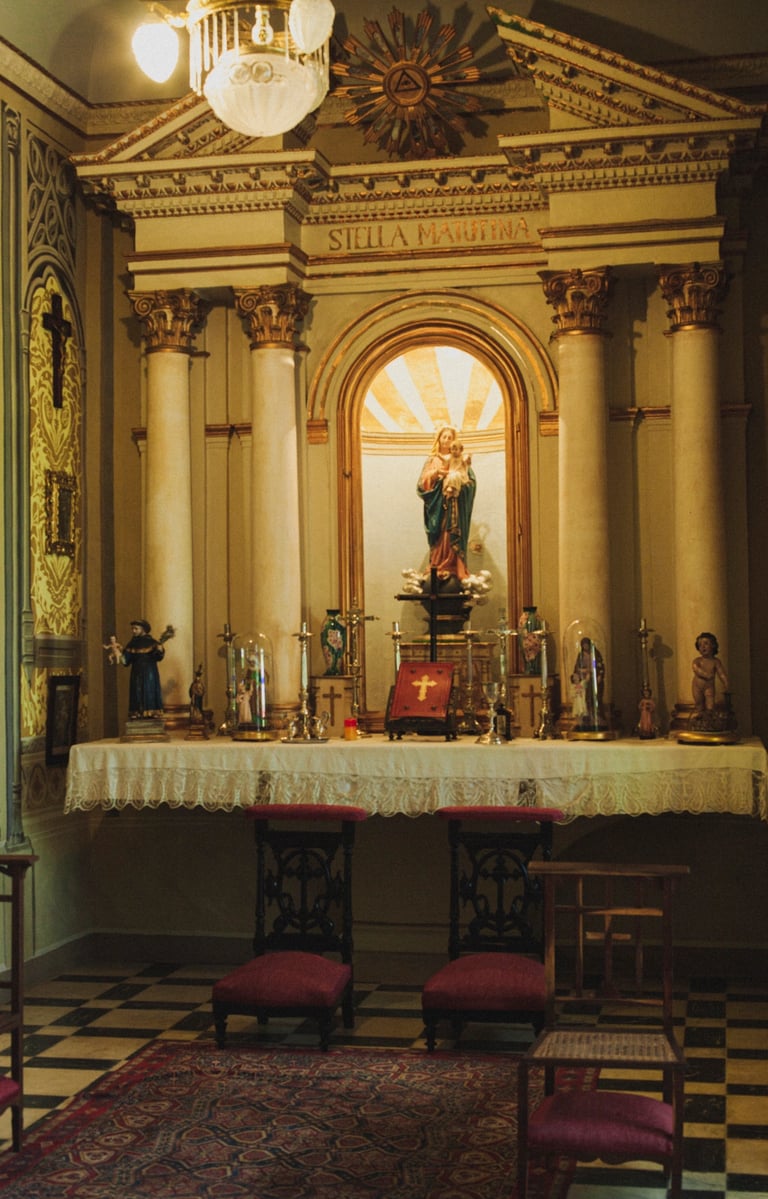 Capilla original cristiana con mucho lujo