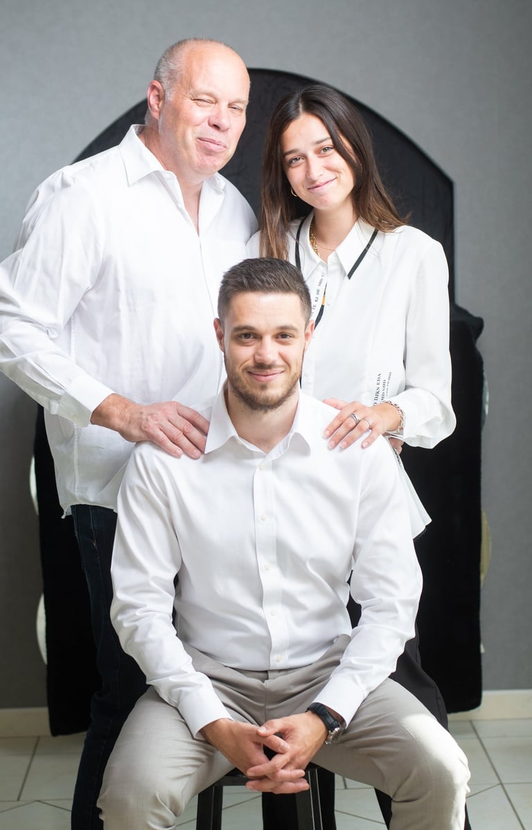 Un père, sa fille et son fils posant pour une photo.