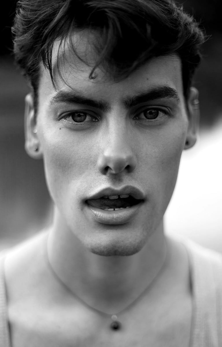 Vyrų fotografas, asmeninės, darbinės fotosesijos studijoje, verslo portretai, model test, kataloginės nuotraukos