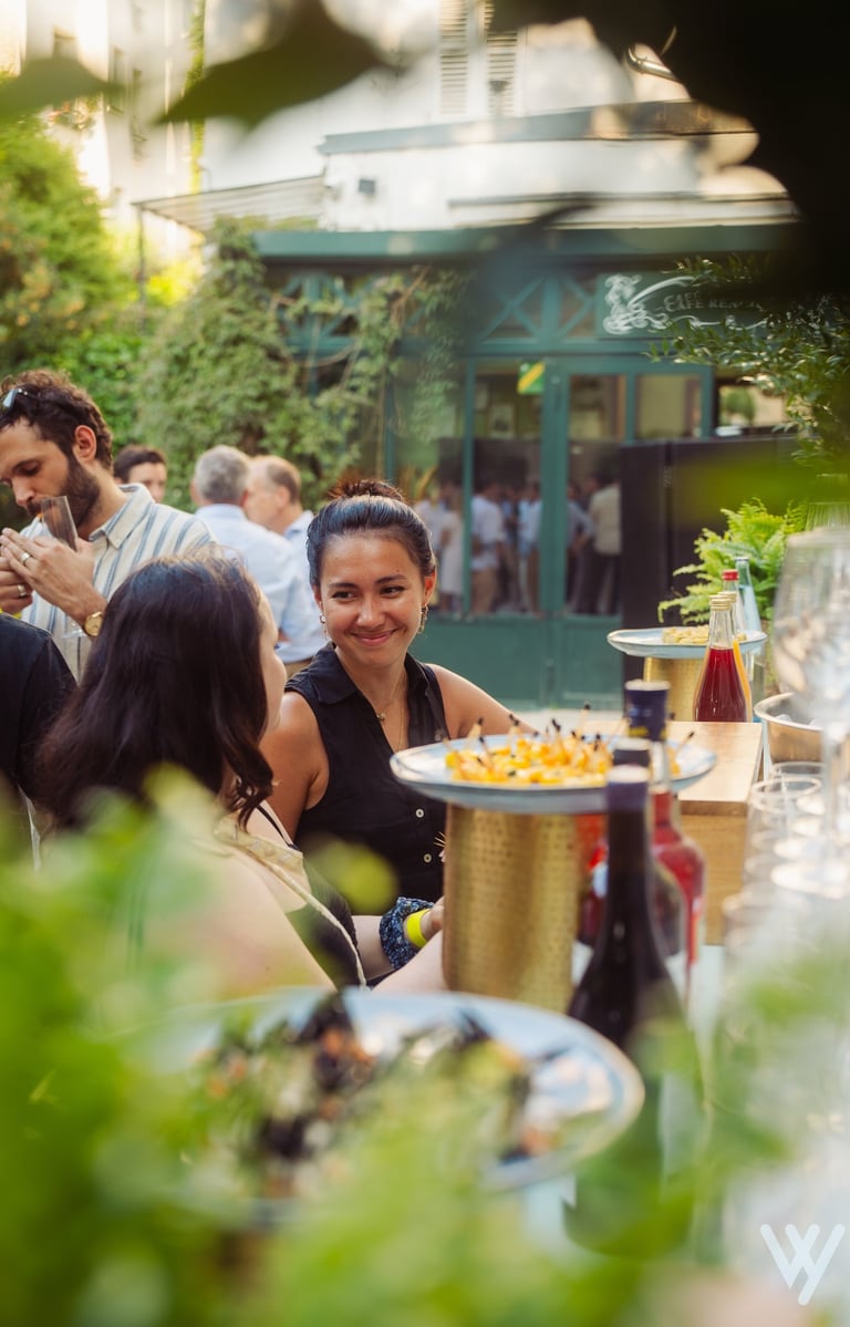 Collaborateurs au comptoir de traiteur lors d'une soirée d'entreprise