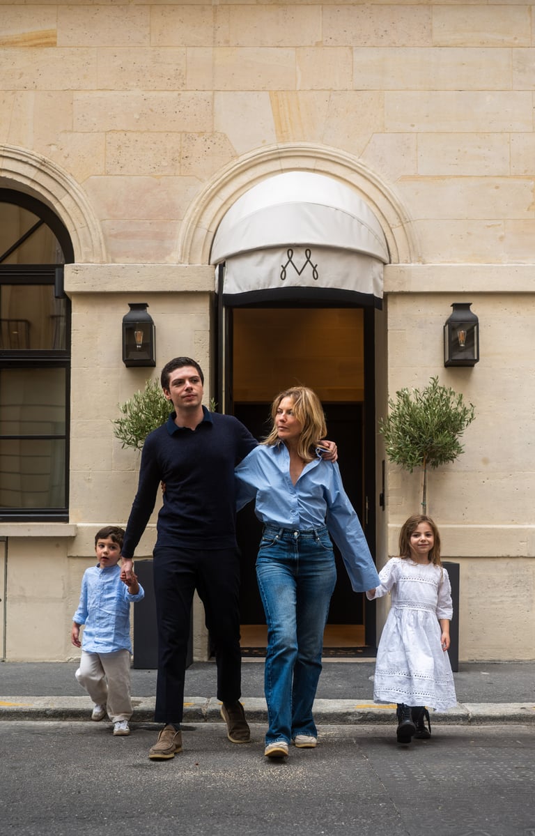 Famille sortant de l'hôtel Mondovi Luxury Suites