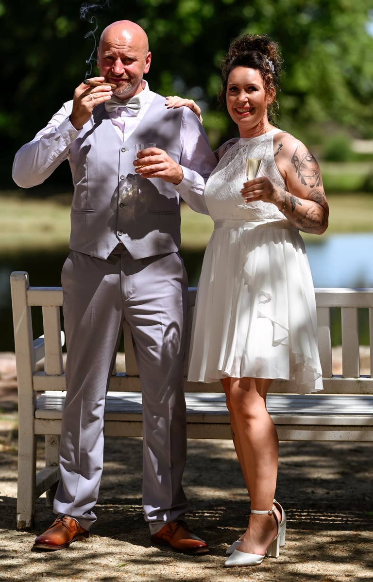 Hochzeitsfotograf Oranienburg fotografiert Brautpaar beim Sektempfang nach der Trauung im Park.