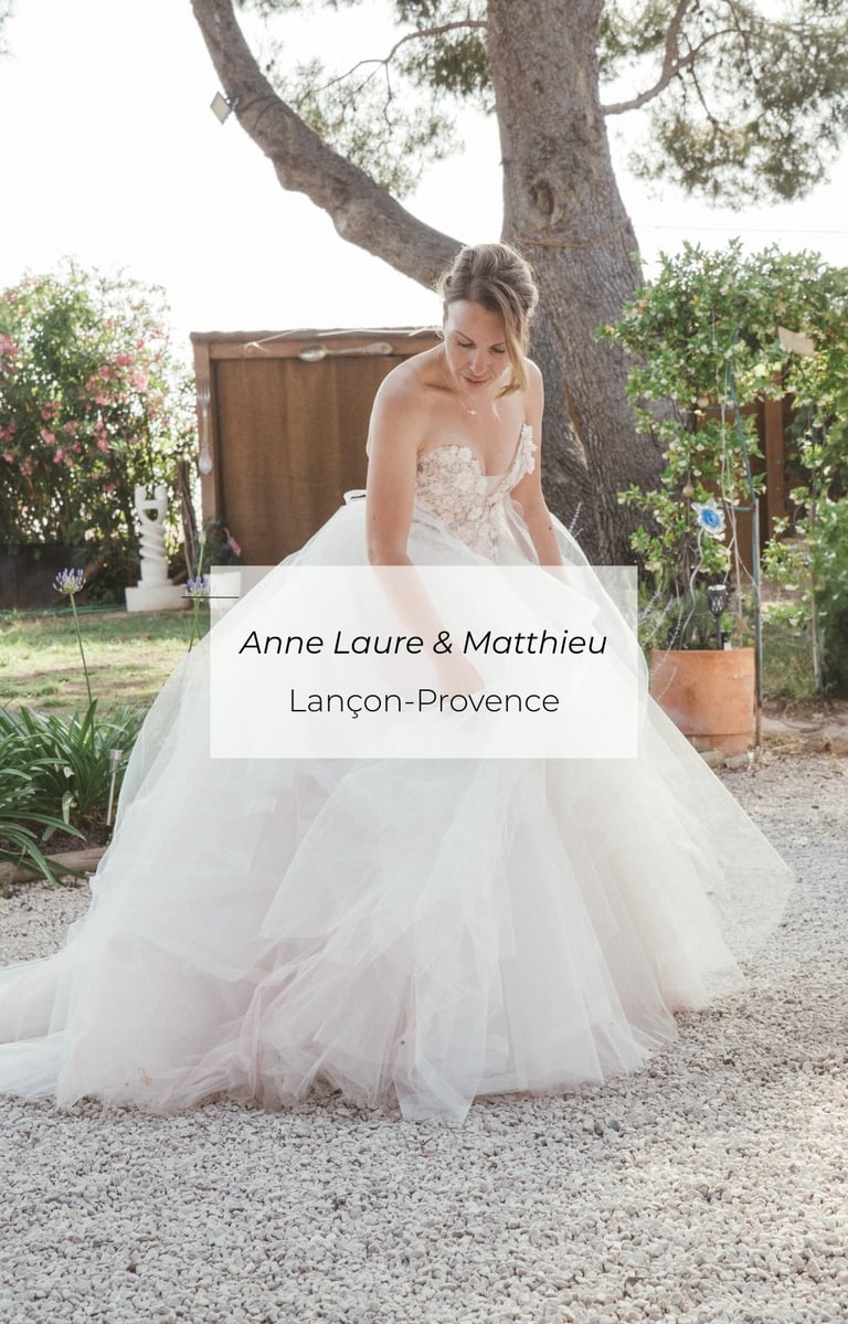 Mariage Anne-Laure & Matthieu, mariée en robe fluide dans un jardin, Lançon-Provence