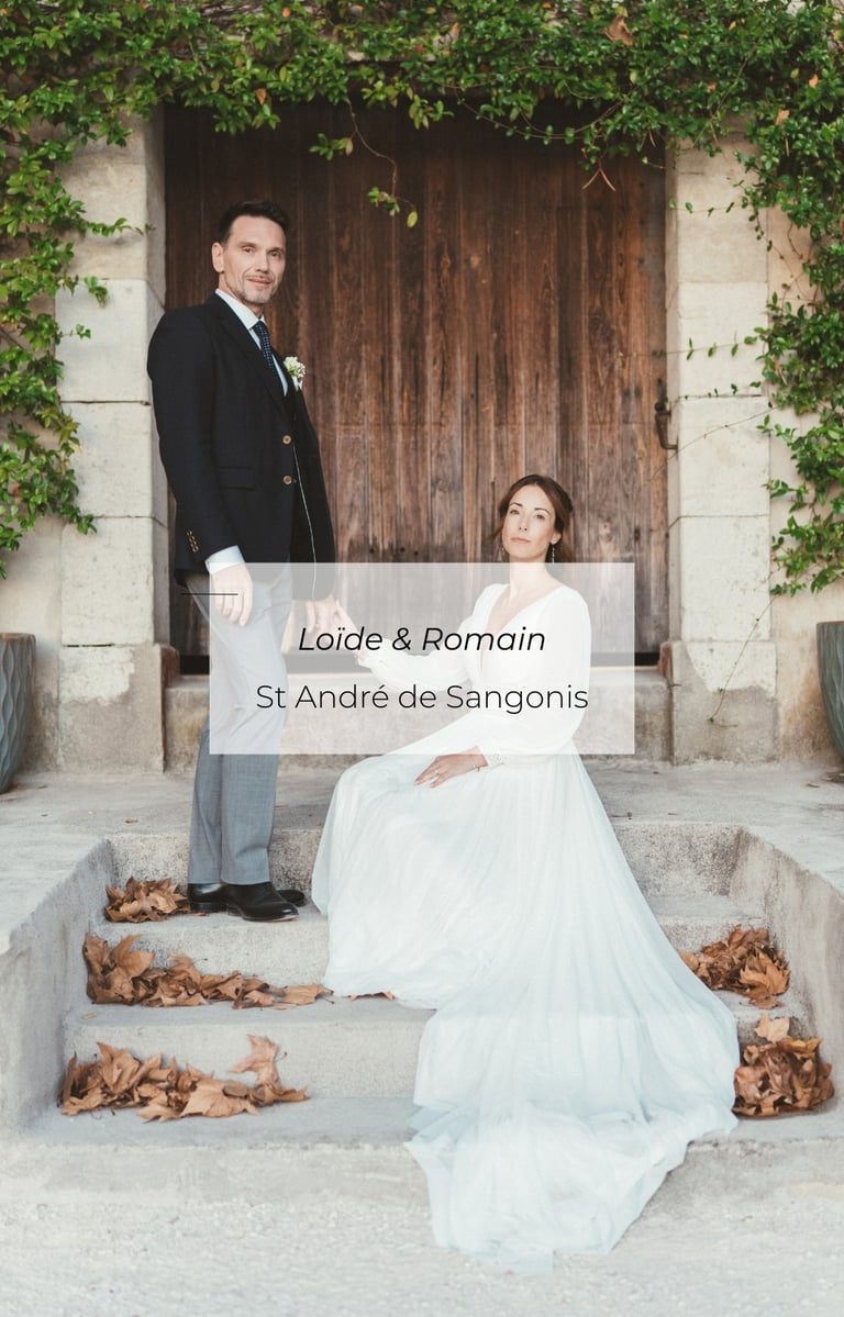 Mariage Loïde & Romain, couple devant une porte en pierre, Saint-André-de-Sangonis