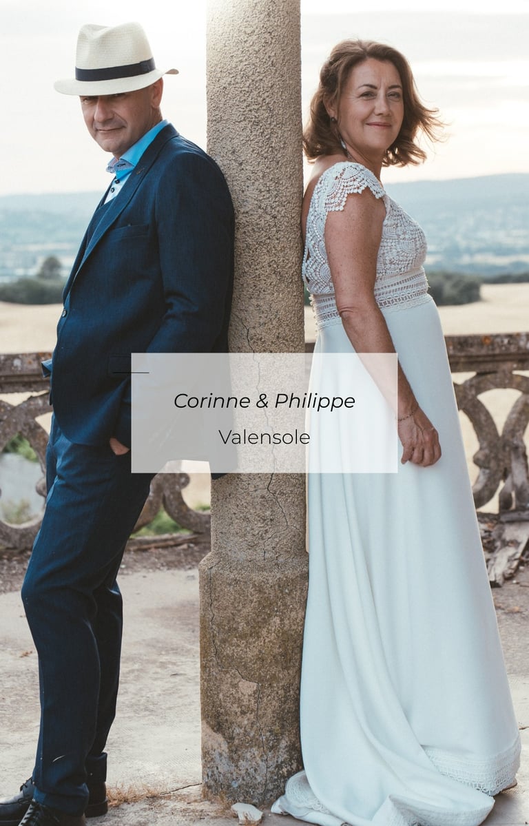 Mariage Corinne & Philippe, couple élégant devant une colonne en pierre, Valensole
