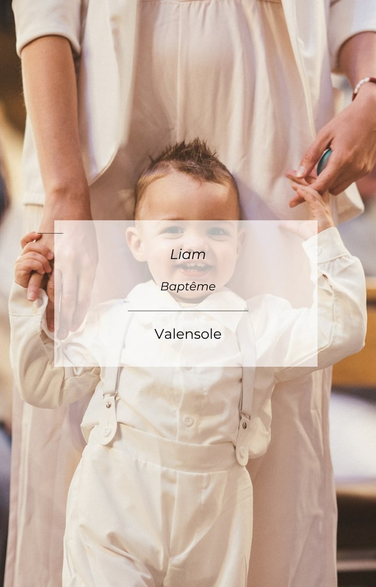 Baptême en Provence, enfant et famille en lumière naturelle à Valensole