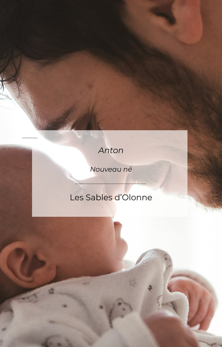 Photographe nouveau-né en France, moment tendre entre un père et son bébé aux Sables-d’Olonne