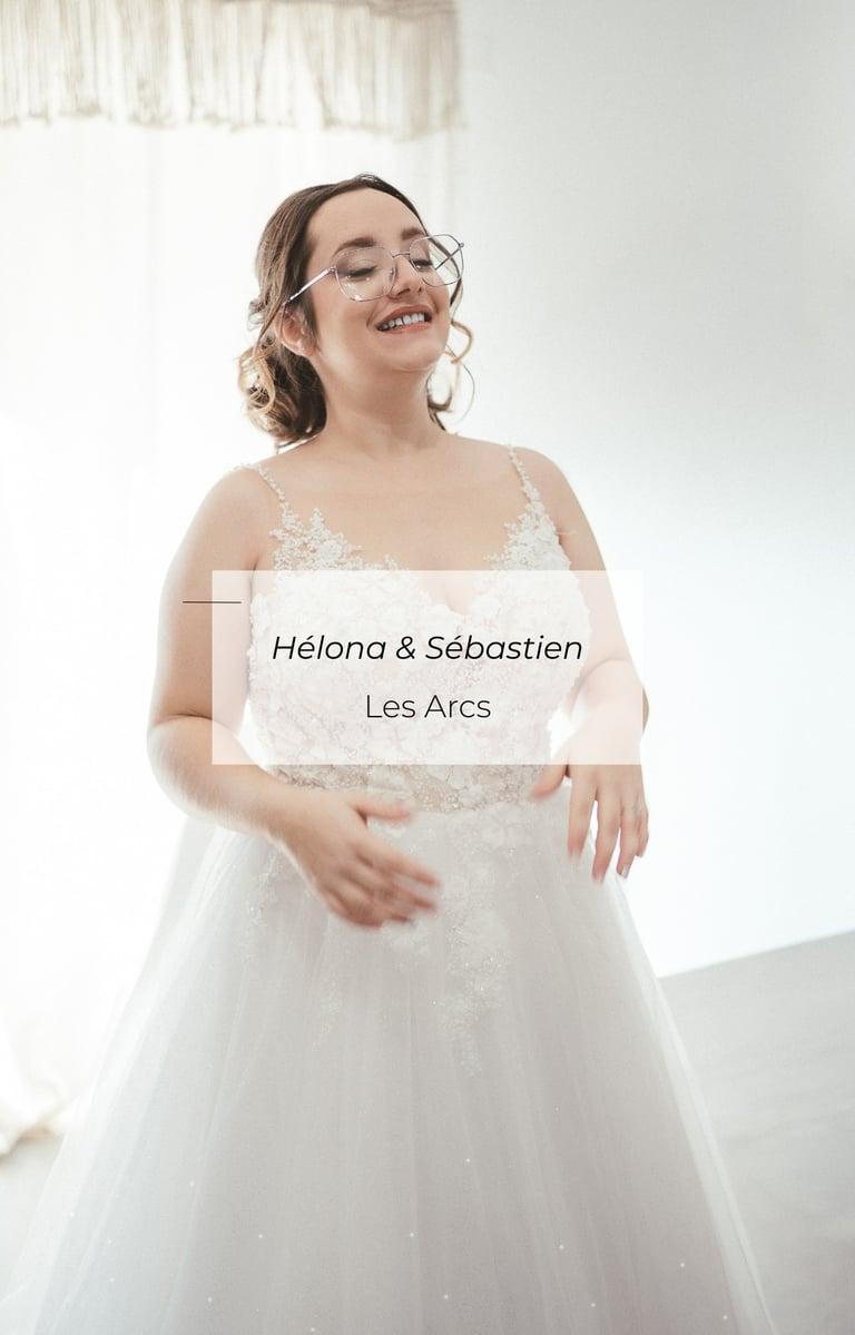 Mariage Hélona & Sébastien, mariée souriante en robe blanche, Les Arcs