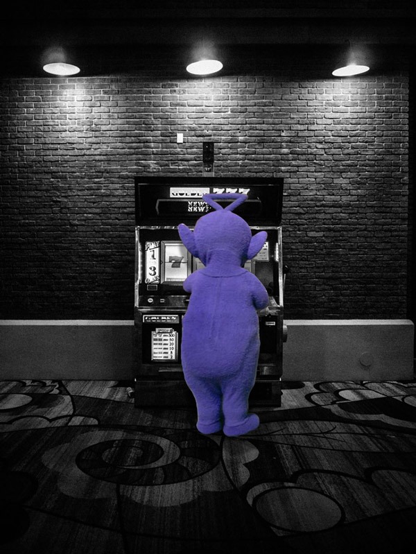 máquina de casiño con un teletubbie violeta jugando