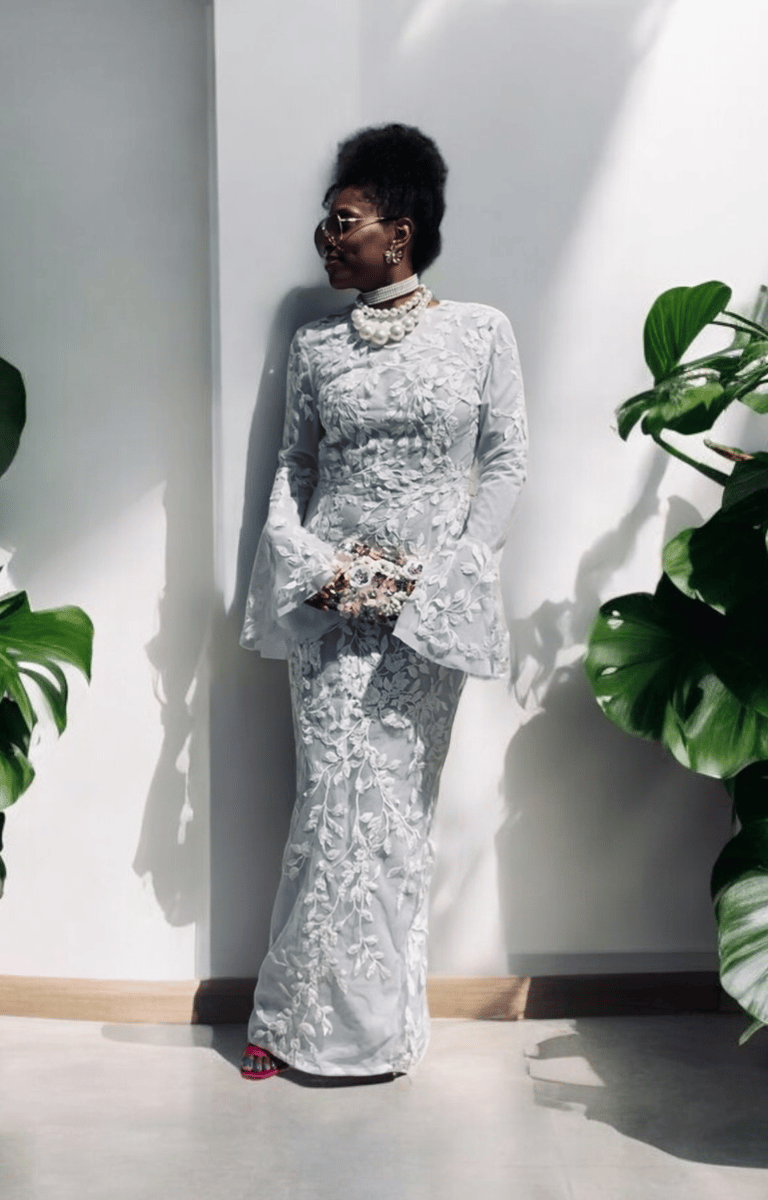 jeune femme en robe de mariée crayon et dentelle haute couture de la marque Anaïs Ricard 