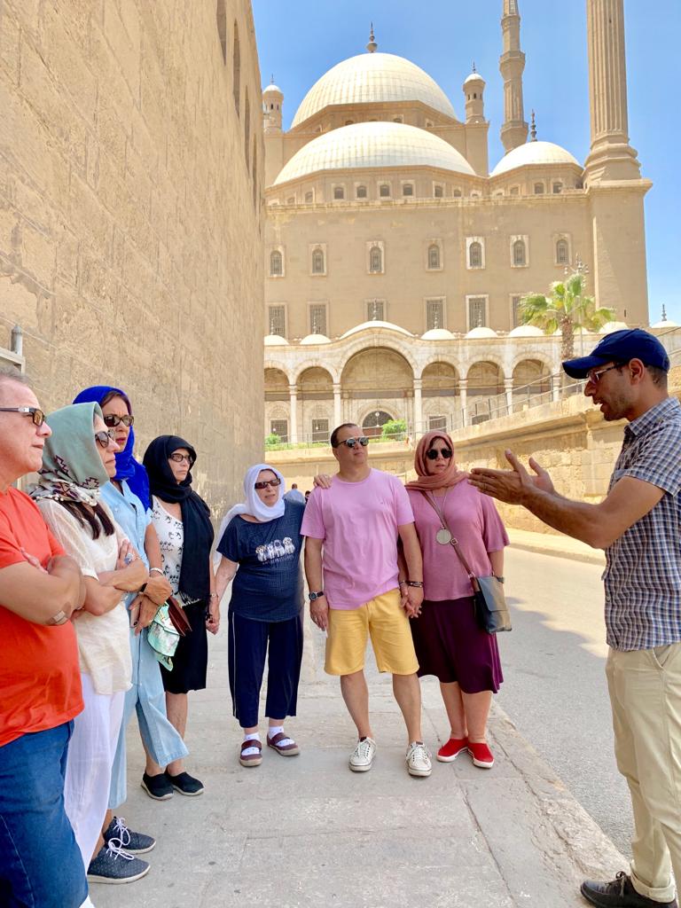 grupo de turistas de brasil ouvindo as explicacoes do hado na mesquita de mohamed ali 
