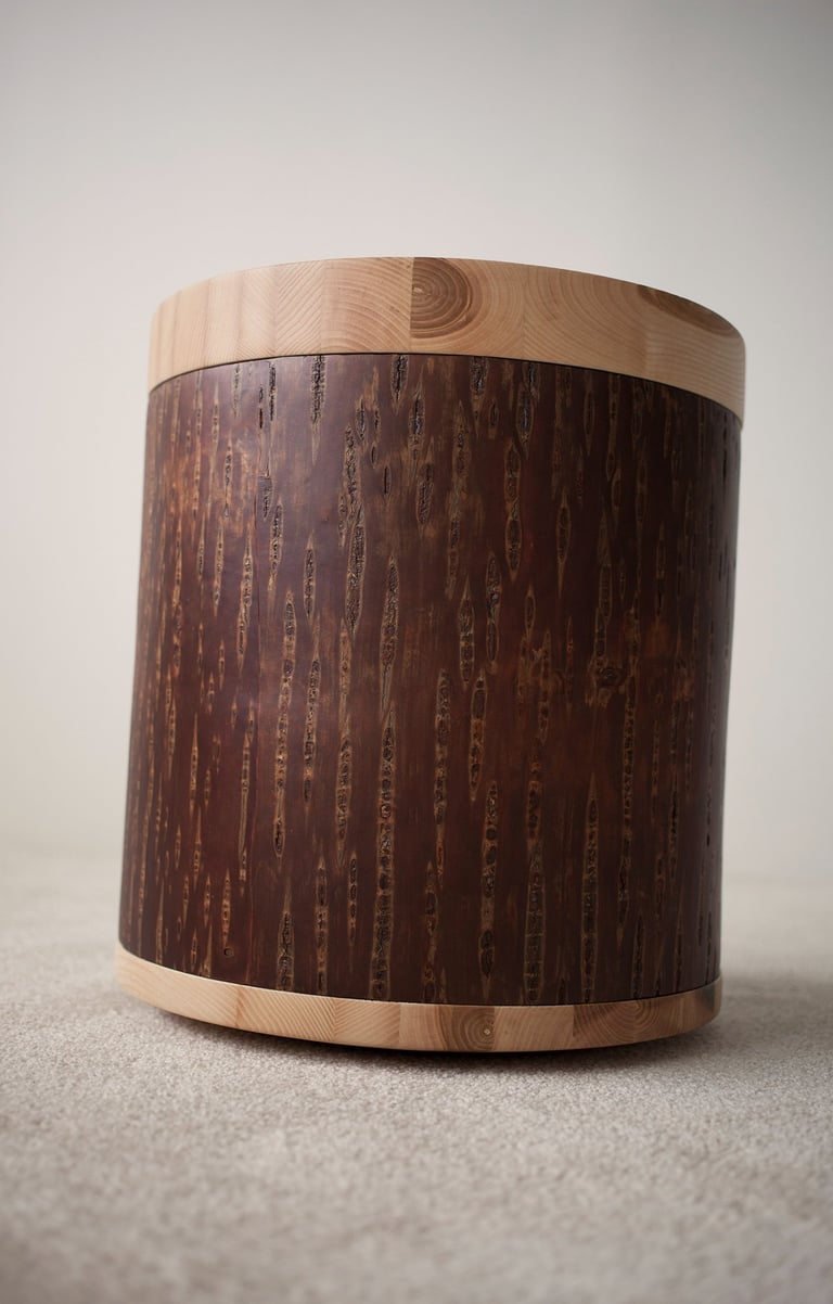 tabouret culbuto en frêne et placage d'écorce de merisier