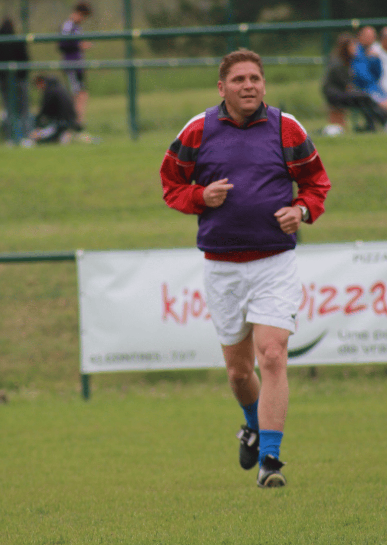 homme jouant au foot