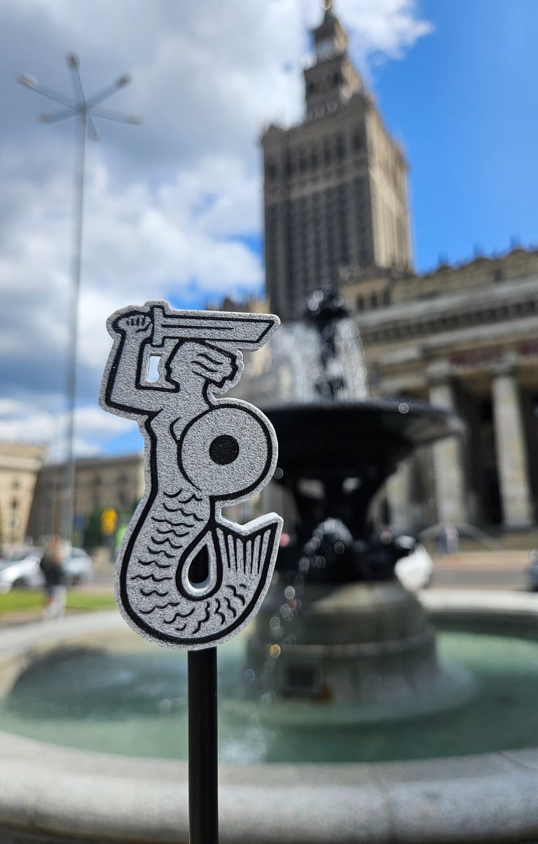 Magnes z Syrenką Warszawską na tle Pałacu Kultury